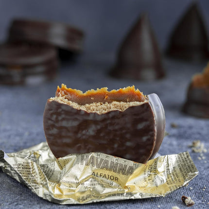 Alfajores Havanna de Chocolate con leche rellenos de Dulce de leche 660 g / 23.28 oz (Caja de 12)