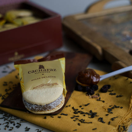 Cachafaz Alfajor Cornstarch con Coco Rallado y Dulce de Leche 912 g / 32.16 oz (Caja de 12)