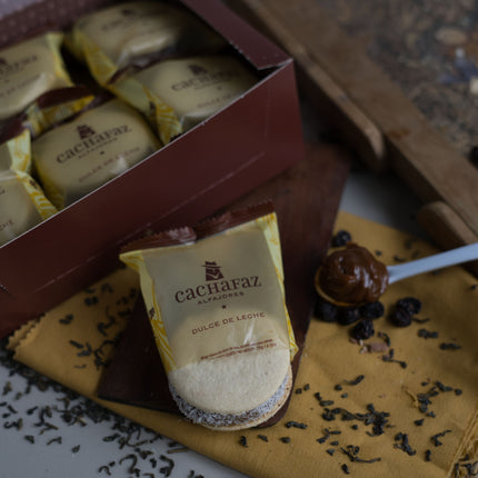 Cachafaz Alfajor Cornstarch con Coco Rallado y Dulce de Leche 912 g / 32.16 oz (Caja de 12)