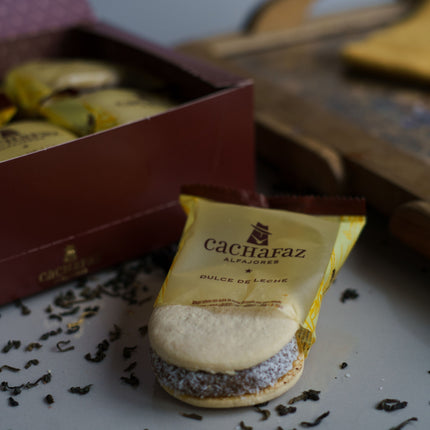 Cachafaz Alfajor Cornstarch con Coco Rallado y Dulce de Leche 912 g / 32.16 oz (Caja de 12)