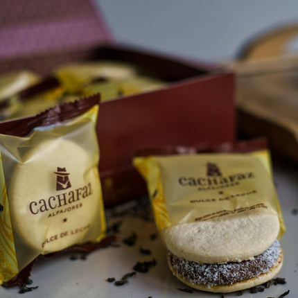 Cachafaz Alfajor Cornstarch con Coco Rallado y Dulce de Leche 912 g / 32.16 oz (Caja de 12)