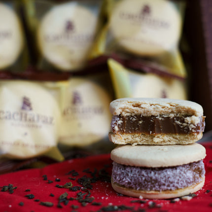 Cachafaz Alfajor Cornstarch con Coco Rallado y Dulce de Leche 912 g / 32.16 oz (Caja de 12)