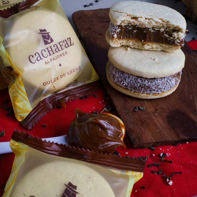 Cachafaz Alfajor Cornstarch con Coco Rallado y Dulce de Leche 912 g / 32.16 oz (Caja de 12)