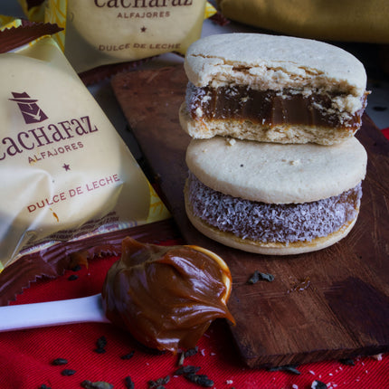 Cachafaz Alfajor Cornstarch con Coco Rallado y Dulce de Leche 912 g / 32.16 oz (Caja de 12)